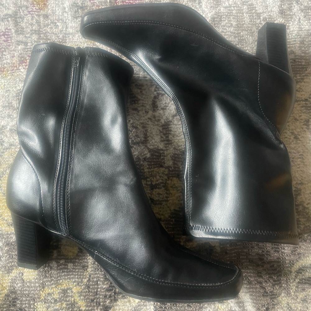 Aerosols black leather boots.